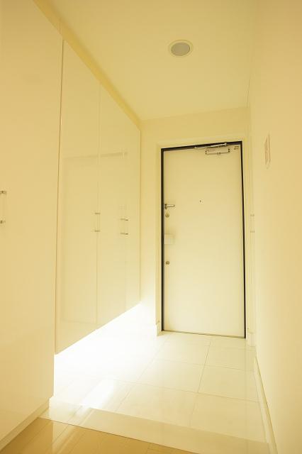 Entrance. Large capacity with storage