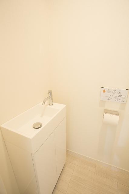 Toilet. With wash-basin