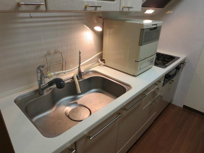 Kitchen. Kitchen cupboard installation (new construction residence time option)