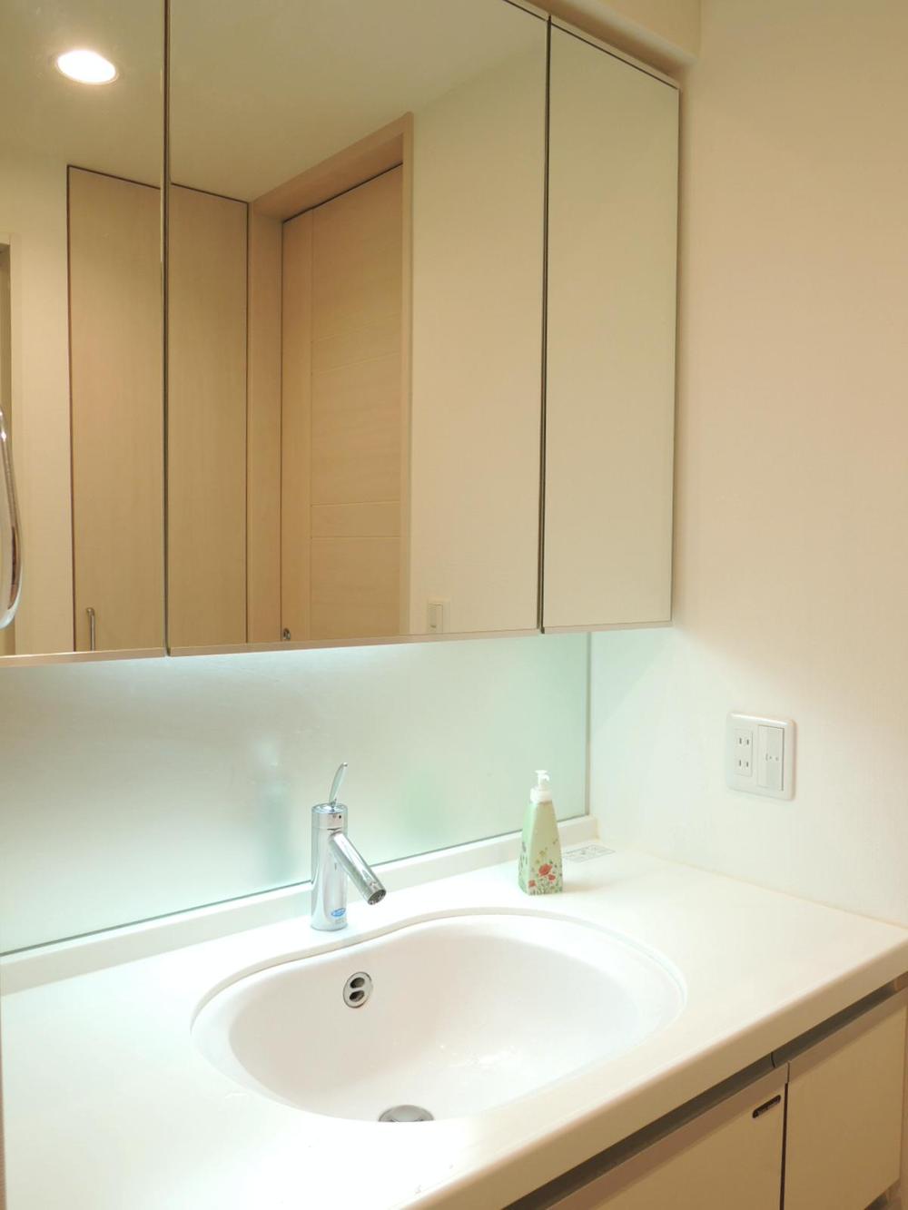 Wash basin, toilet. Indoor (12 May 2013) Shooting