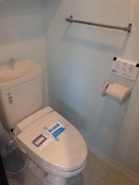 Toilet. Toilet set is also new, unused! !