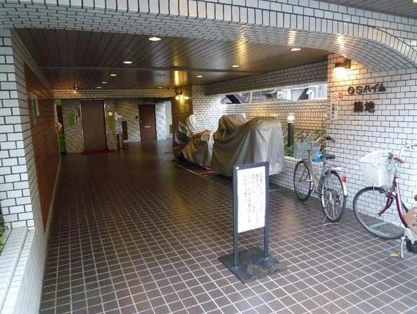 Entrance. Common areas