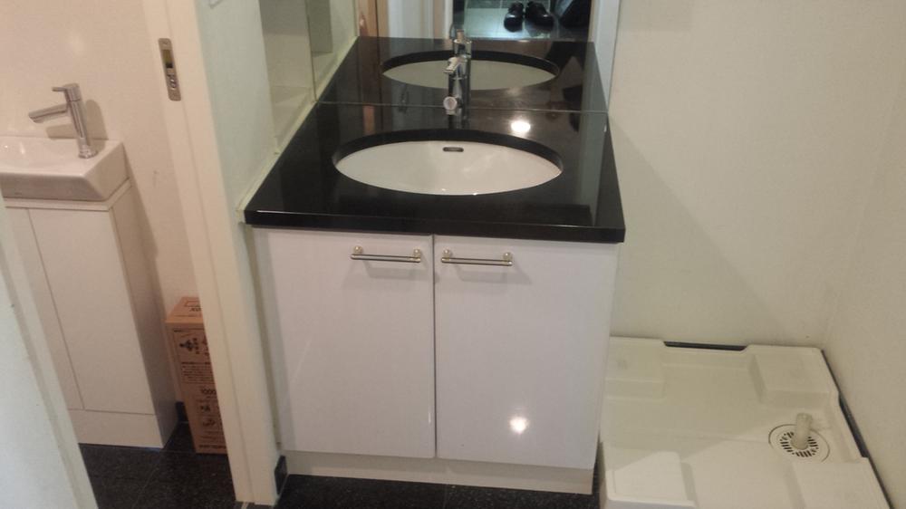 Wash basin, toilet. Separate washroom with a shower hose (December 2013 shooting)