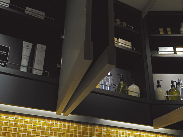 Bathing-wash room.  [Three-sided mirror back storage] It can be stored bits and pieces used in the wash room, such as cosmetics and grooming supplies and the things in the back of the mirror. (Model Room 100A type / September 2013 shooting)