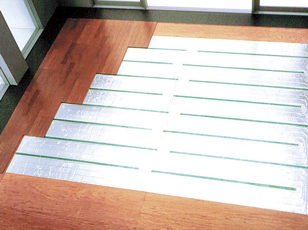 Other.  [Gas hot water floor heating] Living the hot-water floor heating to warm up without To warm irregularities from feet ・ Adopted in dining. Not pollute the air because it does not raised dance the dust, It is also a feature of dry hard. (Same specifications)