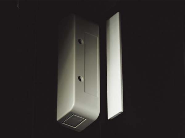 Security.  [Magnet sensor] We have established the magnet sensor to the entrance door and part of the window. When the magnet sensor senses at the time of crime prevention set, Abnormal signal to the security company is warning sound than intercom will be sent.  ※ FIX window ・ Except for the surface lattice window.  ※ Actually marked with those of the black according to the sash color. (Same specifications)