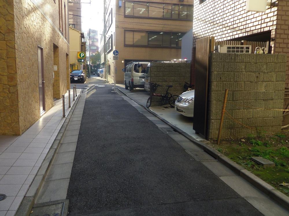 Local photos, including front road. Front road is the width 3m public road. 