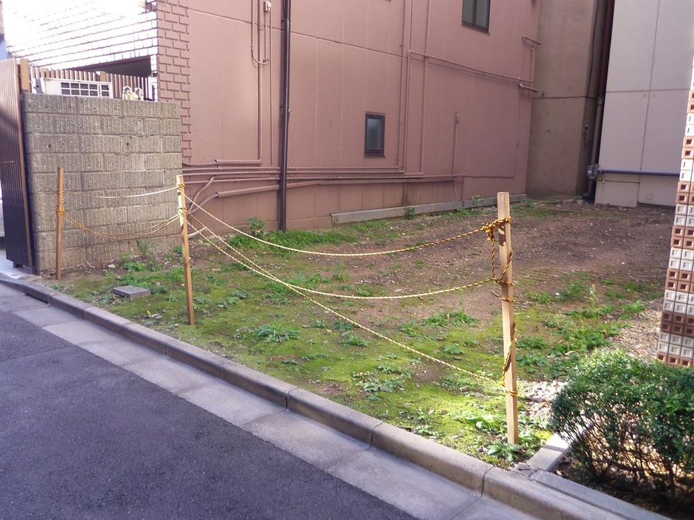 Local land photo. There is also sunshine. Southeast side is the road. 