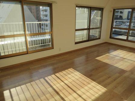 Living. In three-sided balcony is a positive per good.  3 is a station 4 lines available convenient for transportation.  This is an automatic with a lock of peace of mind.