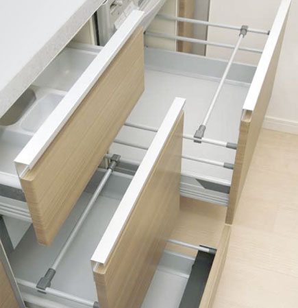 Kitchen.  [Sliding kitchen storage ・ Width wood storage] And easy to sliding out the cookware, Adopted vigorously soft-close feature that slowly closes in front of closed. Is the type that can be leveraged to Habaki part of tend feet to dead space.