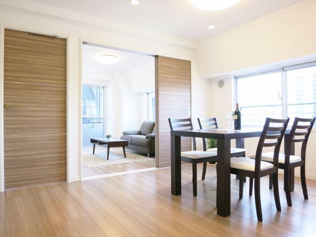 Living. ~ Interior was completed ~  It is with furniture.  11 floor, In full of bright and airy corner room, View is also good.