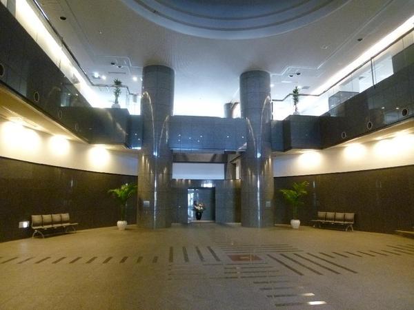 Entrance. Wide entrance, such as hotels.