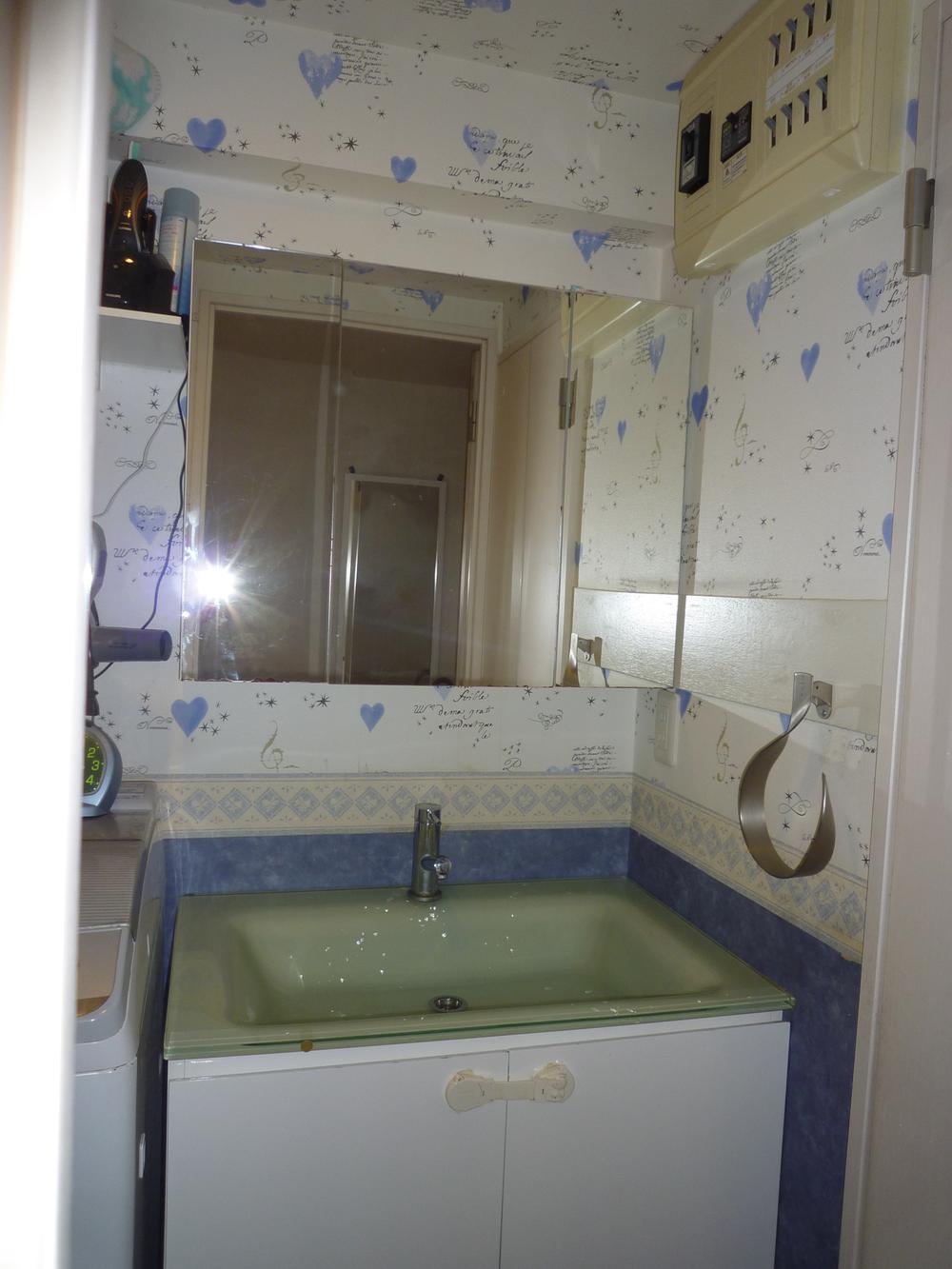 Wash basin, toilet. Indoor (11 May 2013) Shooting