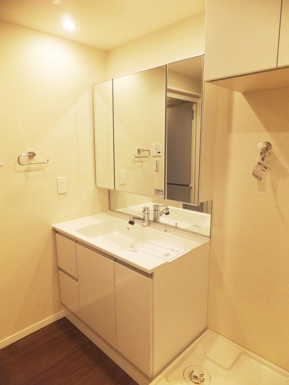 Wash basin, toilet. Bathroom vanity / Three-sided mirror / Back storage (November 2013) Shooting