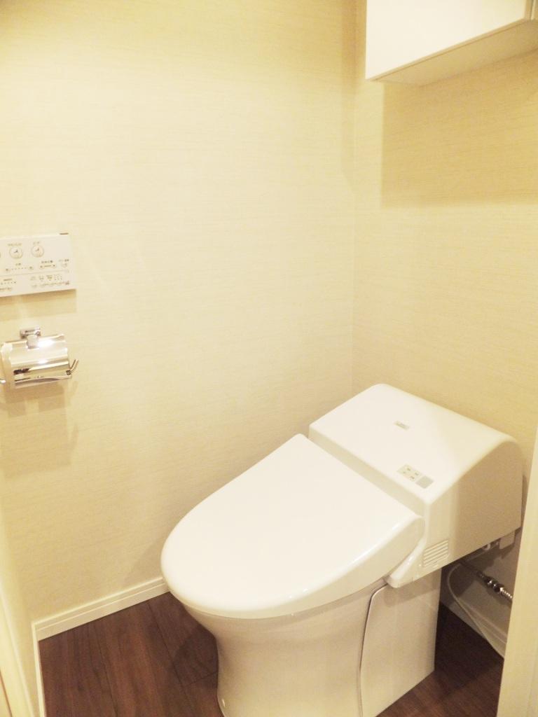 Toilet. toilet / Warm water washing toilet seat. / Hanging cupboard (November 2013) Shooting