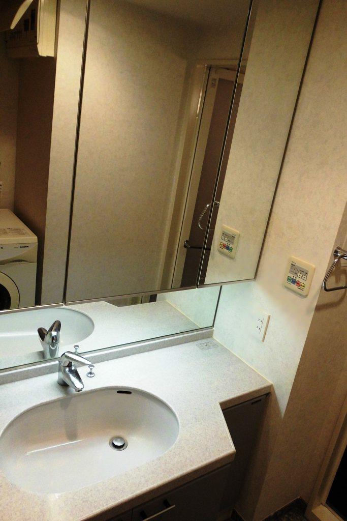 Wash basin, toilet. Indoor (10 May 2013) Shooting