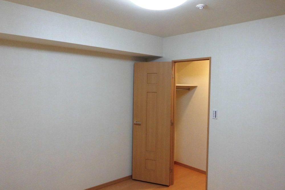 Non-living room. Western style room ・ Walk-in closet