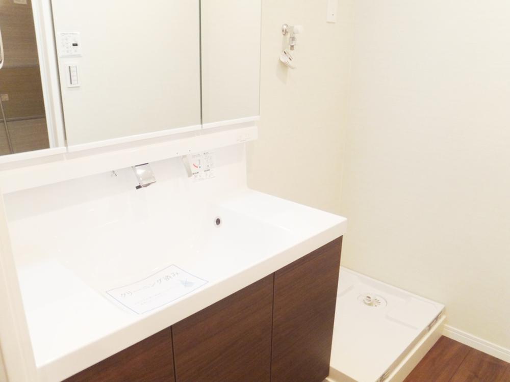 Wash basin, toilet. Indoor (12 May 2013) Shooting