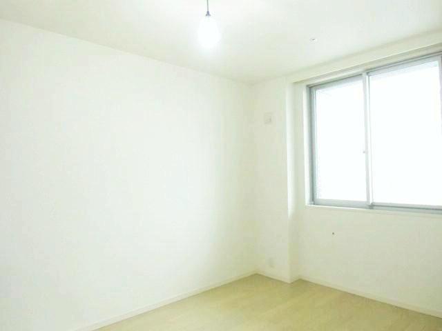 Non-living room. It was taken at the time of vacancy.