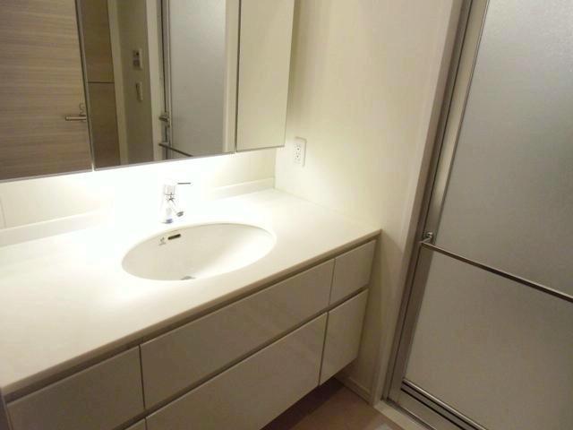 Wash basin, toilet. It was taken at the time of vacancy.