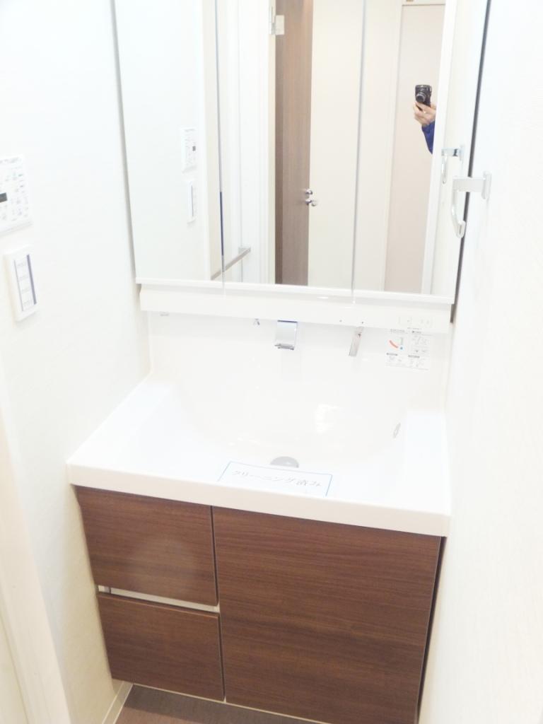 Wash basin, toilet. Indoor (11 May 2013) Shooting