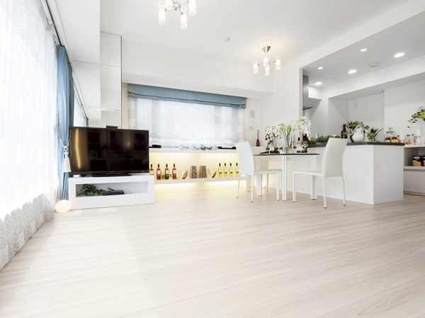 living ・ Dining secure a space and spacious. It contains the sunlight from two sides