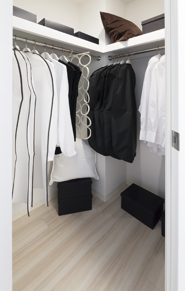 Walk-in closet of Western-style (1)