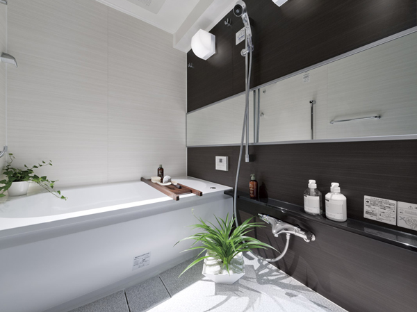 Bathing-wash room.  [Bathroom] Adopt a TES type bathroom heating dryer of Tokyo Gas. And ventilation in the bathroom, It reduces the occurrence of mold. Also convenient to dry out the laundry on a rainy day in the drying function. Tub, Adopt a warm tub water temperature is unlikely to cool the heat-insulating structure. Other, Water-saving shower head Ya, Hot water tension to the bathtub, Reheating, Otobasu system that can be automatically operated by a single switch to keep warm, Adopted while caught in the handrail and is out of the bathtub easy low-floor type unit bus, etc..