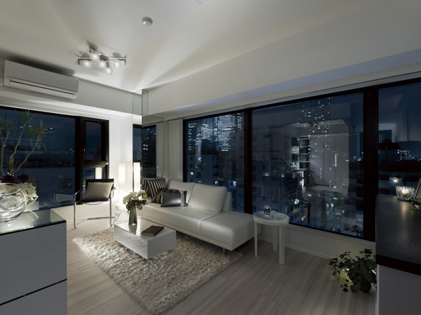 Living.  [living ・ dining] Living which adopted the wide sash at the opening of the two faces ・ dining.  ※ Indoor photo, Building in the model room (E type ・ 10th floor) which was taken (July 2012) the, furniture ・ Furniture etc. option specification is not included in the sale price.