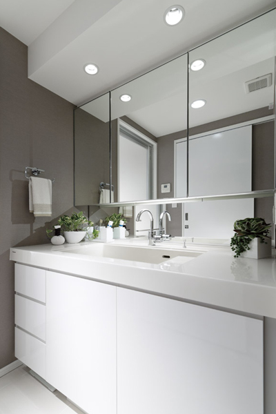 Bathing-wash room.  [Three-sided mirror with vanity (with hand lighting)] Three-sided mirror with vanity with the combined three-sided mirror under mirror for children's eyes. Ensure the storage rack on the back side of the three-sided mirror. You can organize clutter, such as skin care and hair care products. Also storage rack is clean and maintain because it is clean and remove.