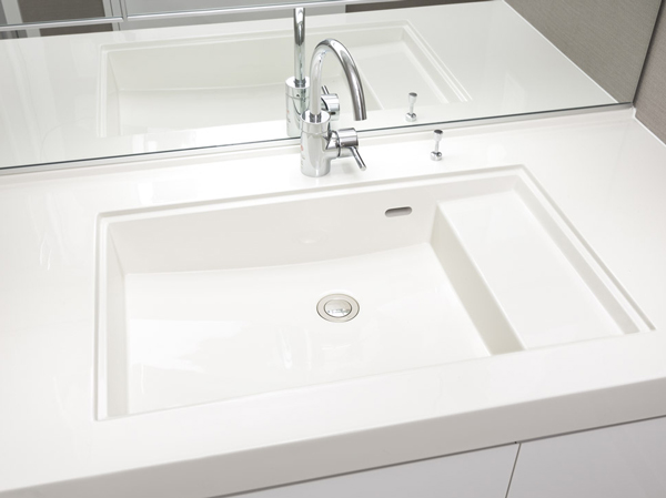 Bathing-wash room.  [Step with integrated bowl trouble of cleaning can be saved] It was provided with a space to put a like wet cups and soap in the sink bowl. Keep the counter clean, Saving you the hassle of cleaning.