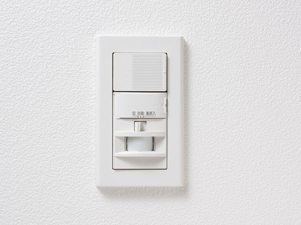 Interior.  [Human sensor lighting that automatically lights up when entering the front door] The entrance, And sensor detects when a person enters, Lighting is automatically turned on, It has adopted a human sensor lighting.