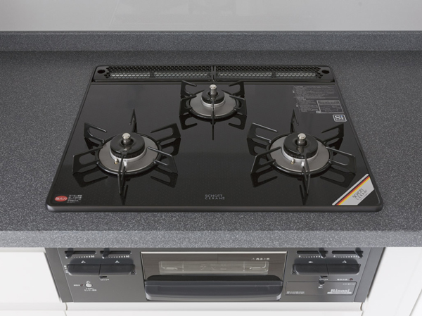 Kitchen.  [Schott glass top plate] Germany ・ Adopt a shot manufactured by heat-resistant ceramic glass top plate. Not only beautiful, Strongly to heat and shock, Difficult dirty luck, It is easy to clean. The kitchen is adopt a flat face-to-face counter (B ・ Btr ・ D ・ F ・ H type only). Since the difference in level and there is a wide depth of up to about 900mm without, It can smoothly without lifting also temporarily placed in front of the dish to serving, You can also enjoy dishes from the face-to-face side together. By not providing the hanging cupboard, You spread bright and airy.