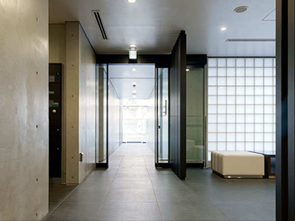 Shared facilities.  [entrance] Dignified Tucked deep depth of approach to Machinaka is, Calm slowly feeling of increased outside, I invite you to my home, which was full of peace. Also, When it goes out, Sight of the city that has been cut in the wall and ceiling of the outlet is highlighted the active atmosphere. By the time I leave the entrance, The body of the rhythm will be synchronized with the liveliness of the city. (entrance / 2013 orders February shooting)