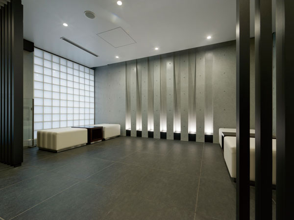 Shared facilities.  [Entrance hall] Entrance Hall has been designed with the image of a modern space that was taking advantage of the shade of light. While using a lattice motif, Full of grace feel the appearance of a certain elegance for visitors. (Entrance hall / 2013 orders February shooting)