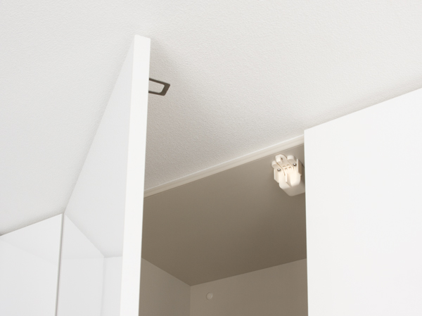 earthquake ・ Disaster-prevention measures.  [Door opening prevention mechanism] The door of the kitchen of the hanging cupboard and vanity of the triple mirror housing, Installing a latch to lock the door to sense the shaking of an earthquake. To protect the live towards safety. Secure the shelves in a more nails for shelf dropout prevention so as not to come off the shelves. (E type)