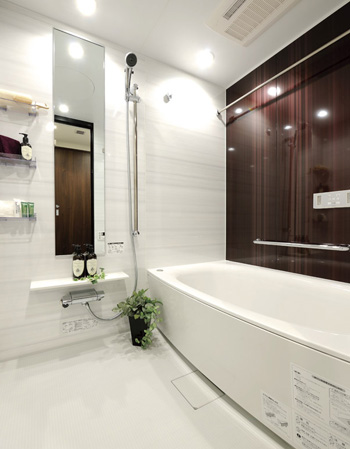 Bathing-wash room.  [Bathroom] Consideration to safety, It was to lower the straddle height of the tub. It is safe specifications for those of small children and the elderly.  ※ In the apartment gallery, Of bathroom facilities can be confirmed. (The room is different from the one of this sale)