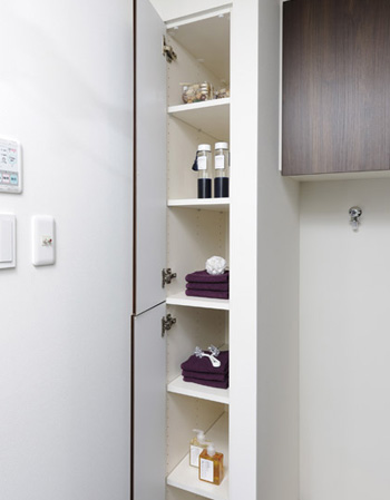 Bathing-wash room.  [Linen cabinet] Convenient linen warehouse for storage of towels and laundry supplies. It maintains the integrity of the organized space. (B ・ C type only)