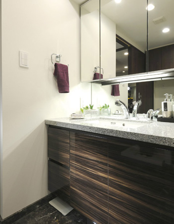 Bathing-wash room.  [Powder Room] The Kagamiura, Installing the storage space. Convenient and basin around you Katazuki neat to cosmetics and small parts storage.  ※ In the apartment gallery, Powder room of the equipment can be confirmed. (The room is different from the one of this sale)