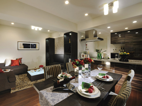 Living.  [living ・ dining] People who live in cities do a daily speedy, I arrived back, Enveloped in deep peace. To greet the important people, Space to entertain yourself. Also in a dignified and stylish space, Disentangle the feeling, You cozy time flow.  ※ In the apartment gallery, living ・ Dining facilities can be confirmed. (The room is different from the one of this sale)