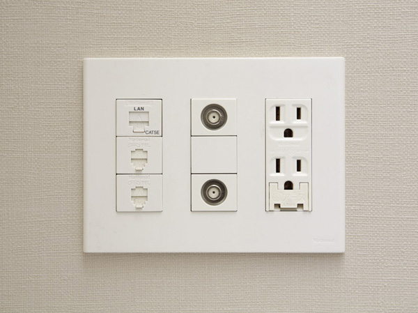 Other.  [Power supply ・ phone ・ Multi-media outlet that summarizes the TV terminal to one] BS ・ CS broadcasts, Installing a cable TV-enabled multi-media outlet to all the living room. You can enjoy the feel of the Internet and television in all of the living room.