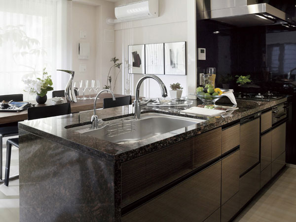 Kitchen.  [It combines the functionality and design, Refinement of the kitchen] Kitchen is to match the cabinet of the delicate grain pattern subjected to a granite counter top, To design a classy and modern. living ・ Consider the sense of unity as the interior visible from the dining, It has achieved an excellent space to functional beauty.