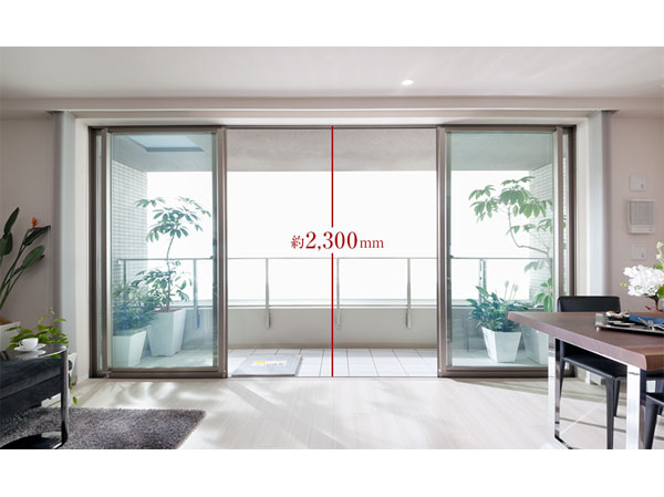 Living.  [living ・ Adopted Haisasshi a height of about 2300mm in dining] Living room facing the main balcony ・ The dining of the sweep-out window, Daylighting ・ Adopted Haisasshi a height of about 2300mm with excellent ventilation. Living at the heart of the house ・ dining ・ Was tailored to the bright and airy space the kitchen.