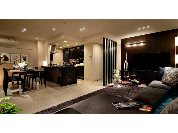 Living.  [living ・ dining] While taking in the light and wind, In order to spin a rich and comfortable life that leads to the peaceful landscape of the city. living ・ The windowsill of dining, Glass handrail was nestled an open balcony yet Haisasshi and Gyakuhari-to-ceiling. Beautifully spread some space, It grants the relaxation of time and spacious. (All published photograph of the model room A type ・ Menu plan (application deadline Yes ・ Paid), Some options system (application deadline Yes ・ Paid) including)