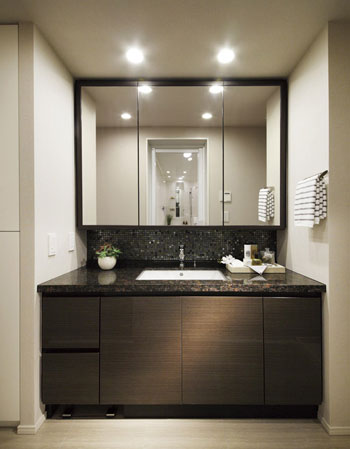 Bathing-wash room.  [Powder Room] Vanity beautifully was of natural stone or artificial marble adopted in durable top plate and the wood frame with a three-sided mirror, Carousel exudes an elegant atmosphere, such as luxury interior. As smalls increases tend to wash room is clean and dispose of, Functional storage space was also provided.