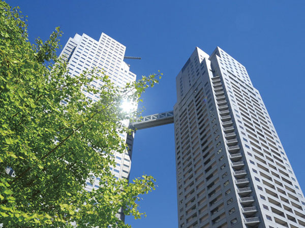 Surrounding environment. Akashi-cho St. Luke's International Hospital ・ St. Luke's College of Nursing ・ In the center of the Saint Luke's Tower, Has evolved as a city rich living environment has been protected. Tree-lined streets and parks is furnished in the neighborhood, You can see the figure of people who relax under the sunshine filtering through foliage. (Saint Luke's Tower / About 280m, 4-minute walk)