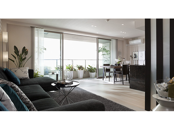 Room and equipment. Living room facing the main balcony ・ The dining of the sweep-out window, Daylighting ・ Adopted Haisasshi a height of about 2300mm with excellent ventilation. Living at the heart of the house ・ dining ・ Was tailored to the bright and airy space the kitchen. (Model Room A type ・ Menu plan (application deadline Yes ・ Paid), Some options system (application deadline Yes ・ Paid) including)