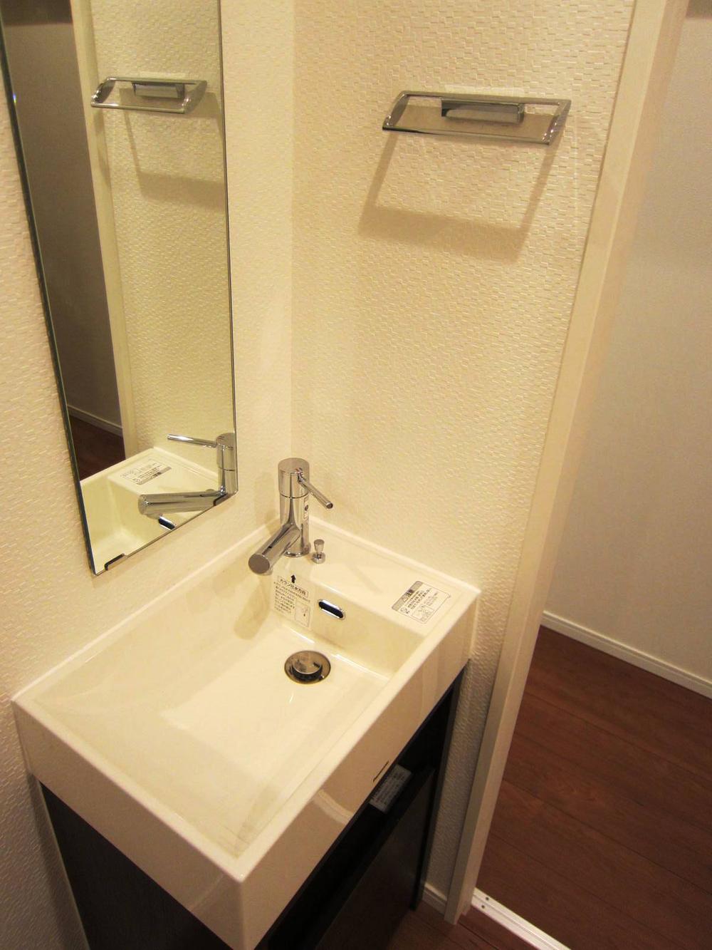 Wash basin, toilet. Indoor (12 May 2013) Shooting