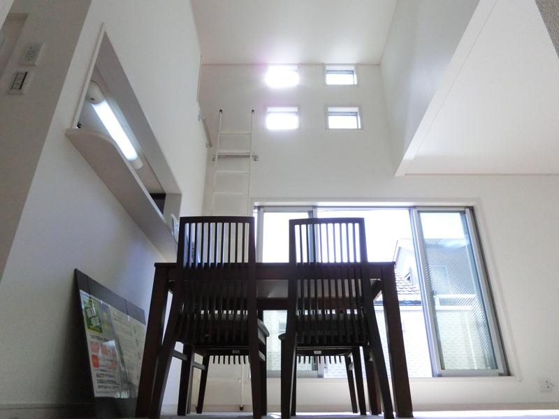 Living. A feeling of opening LDK and the Japanese-style room Since the glass insert is attached, It contains the very bright and pleasant light. 