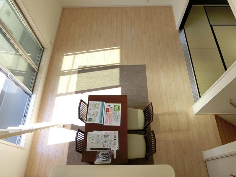 Living. Dining with a blow-by of height 4.1m brings comfort and brightness. This photo is a picture that copy from 5.0 Pledge Grenier. 